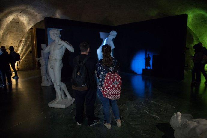 Visitantes en la exposición 'Guía Nocturna de Museos' en la Alhambra