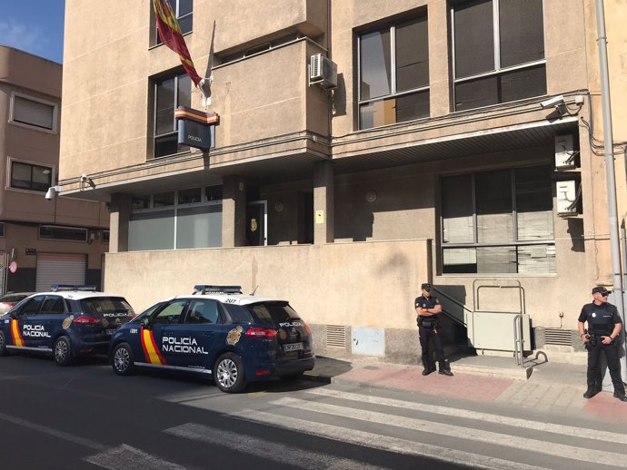 Policías ante una comisaría de Elda (Alicante)