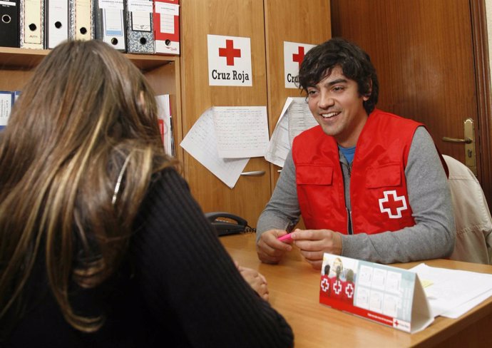 Un voluntario del Plan de Empleo de Cruz Roja