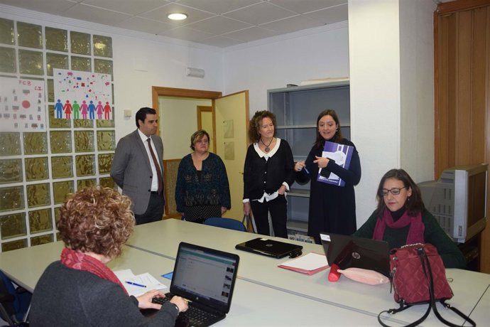 Alejandro Zamora, durante su visita al gabinete de orientación de Famdif