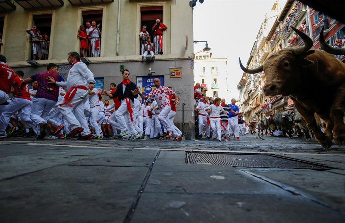 Corredores durante el primer encierro de los Sanfermines de 2017
