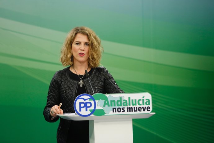 La parlamentaria del PP-A Ana Mestre en rueda de prensa