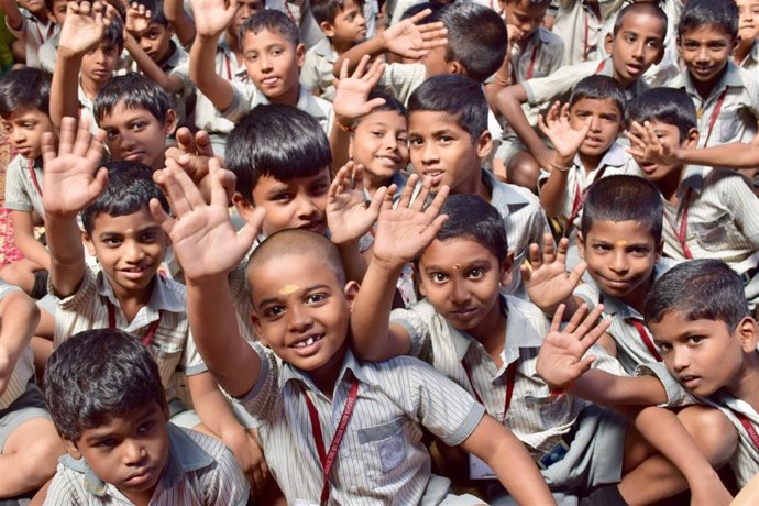 Alumnos del colegio Sagaya Matha High School de la India