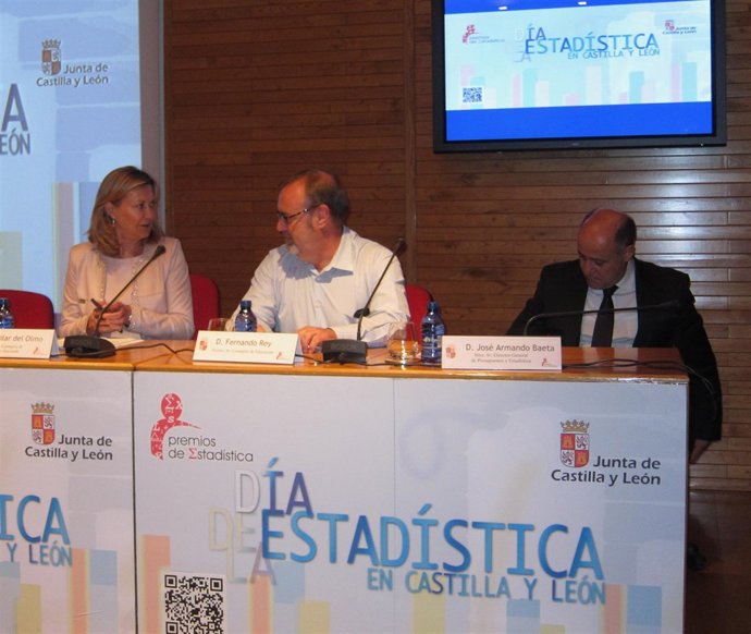 Pilar del Olmo conversa con Fernando Rey en la entrega de Premios. 11-6-2018