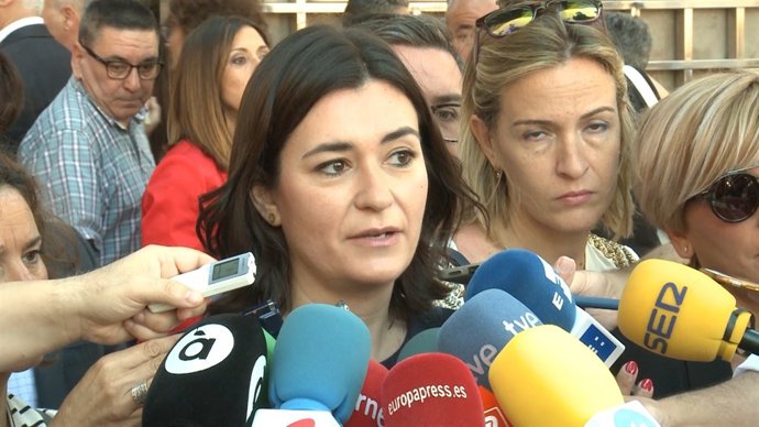 Carmen Montón en l'acte de pas de competències