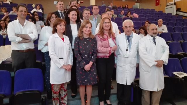 Álvarez (centro) al inaugurar Ia I Jornada sobre Antibioterapia Domiciliara