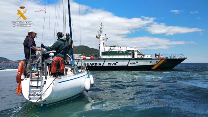 Guardia Civil auxilia a embarcación en el mar 