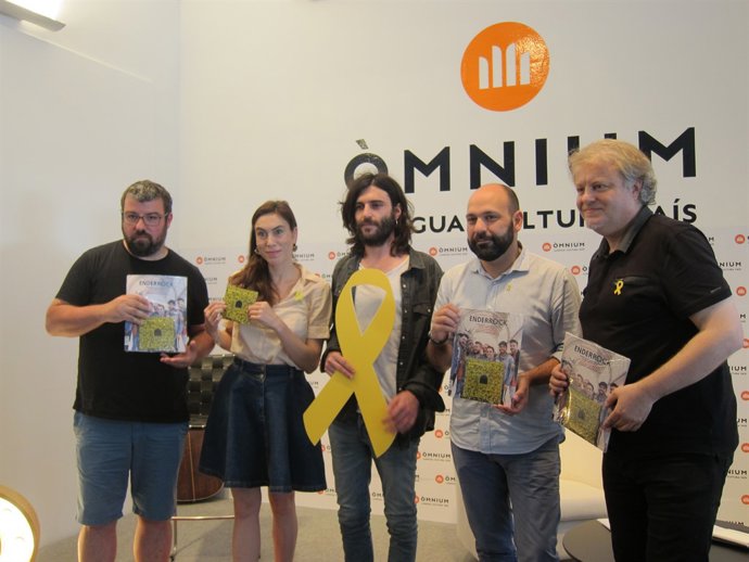  El Cantautor Xarim Aresté al costat de Marcel Mauri I Txell Bonet
