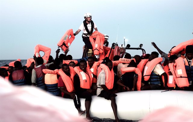 Migrantes rescatados por el 'Aquarius' en el Mediterráneo