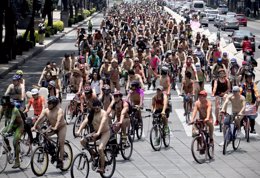 Más de ciclistas montan en bicicleta desnudos por Ciudad de México