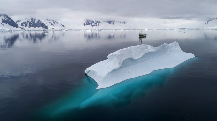 Barco Arctic Sunrise durante el estudio en la Península Antártica