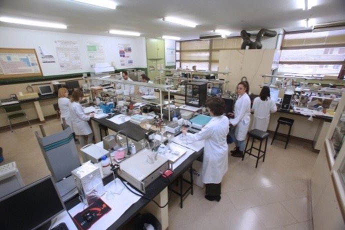 El equipo de UVasens trabaja en su laboratorio