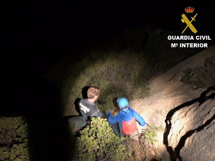 Un agente ayuda a un niño en el descenso
