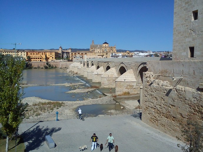 Imagen del Puente Romano, con la Puerta del Puente y la Mezquita al fondo
