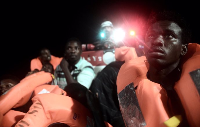 Migrantes a bordo del MV Aquarius