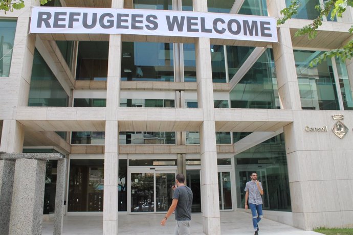 Consell de Ibiza con una pancarta sobre refugiados