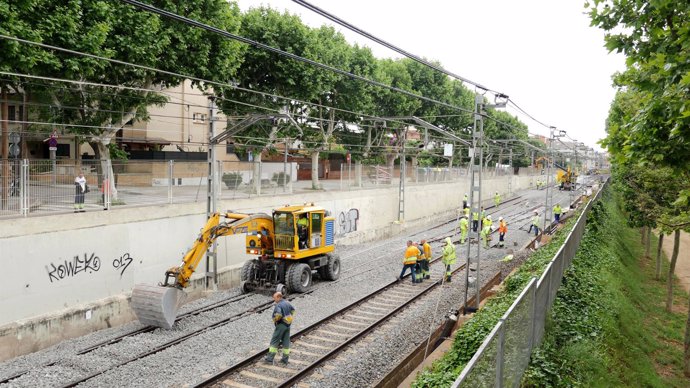 Maquinaria y operarios trabajando en las líneas de FGC, a su paso por Sant Cugat