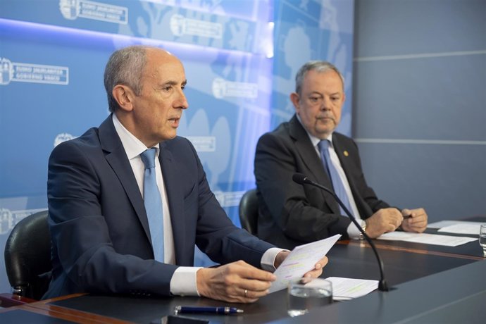 Josu Erkoreka y Pedro Azpiazu tras el Consejo de Gobierno