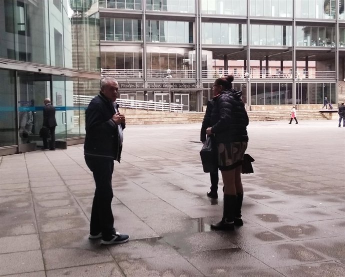 Dos de los acusados a la salida del juzgado.