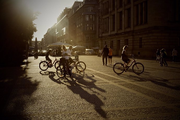 Foto de archivo de ciclistas en una ciudad