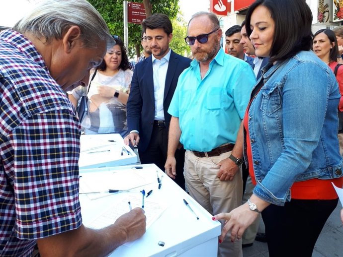 Antonio del Castillo recoge firmas junto a dirigentes del PP de Sevilla