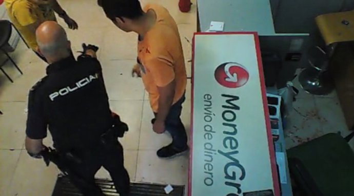 Pelea en un locutorio