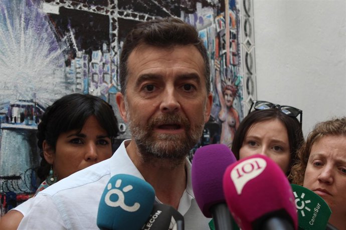 Maíllo IU atiende a los periodistas en Málag ajunto a Teresa Rodríguez Podemos