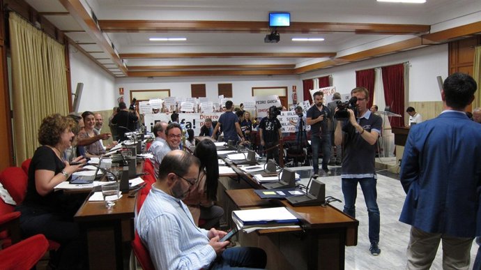 Momentos previos al Pleno con manifestantes en el salón
