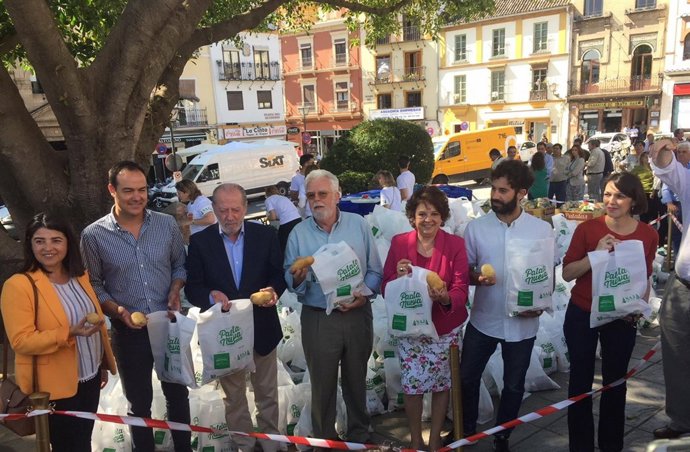 Reparto de patata nueva de Asaja-Sevilla y Asociafruit.