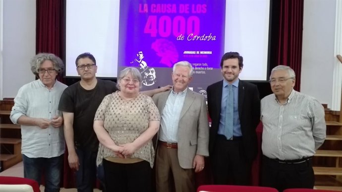 Guijo abraza a Deza (centro) en la presentación