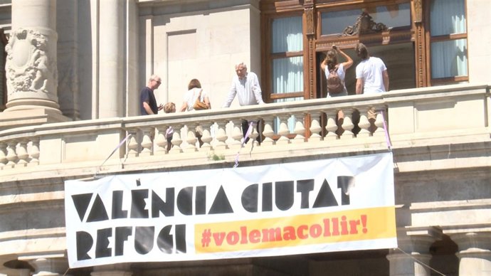 Pancarta de València como ciudad de acogida de refugiados en el Ayuntamiento 