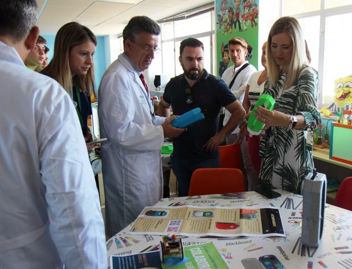 Patricia Alba y Emiliano Nuevo con las carcasas diseñadas por esudiantes