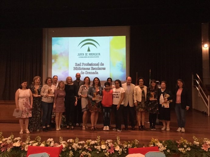 Foto de grupo de docentes, familiares y centros reconocidos