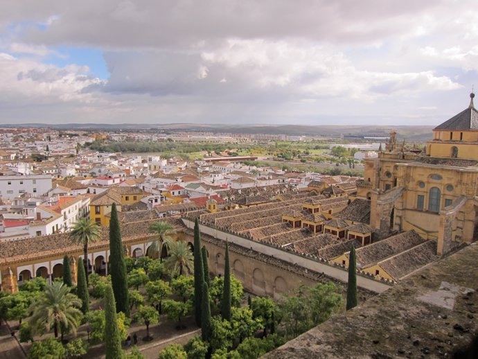 Vista del Patio de los Naranjos y de la Mezquita-Catedral desde su torre