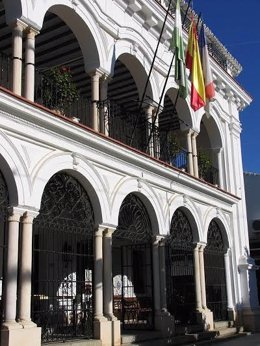 Fachada del Ayuntamiento de Almonte. 