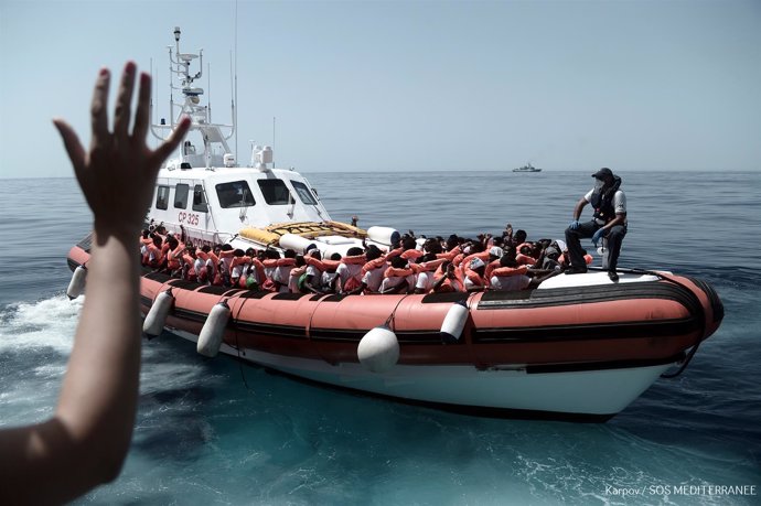 Traslado de parte de los migrantes del 'Aquarius' a barcos italianos