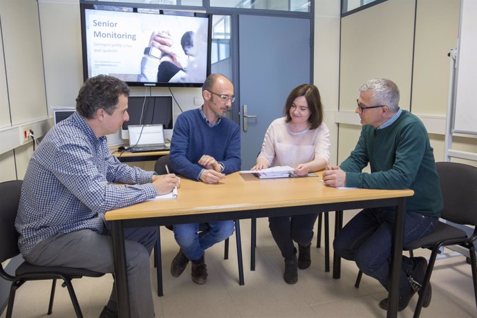 Investigadores que han desarrollado un sistema de monitorización de mayores