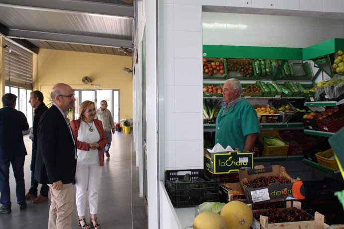 Carmona visita el Mercado de Abastos de Aguilar de la Frontera