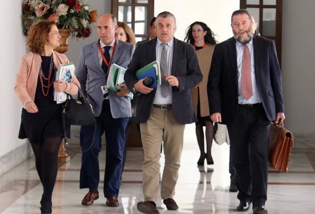 El consejero de Empleo de Andalucía, Javier Carnero, a la entrada de la comisión