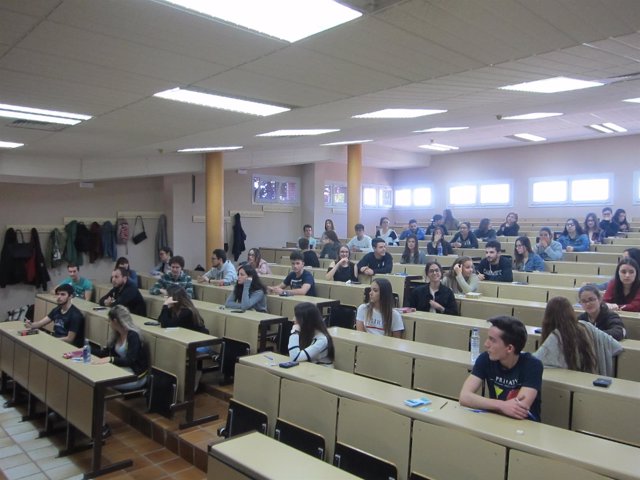 Estudiantes extremeños durante las pruebas de la EBAU