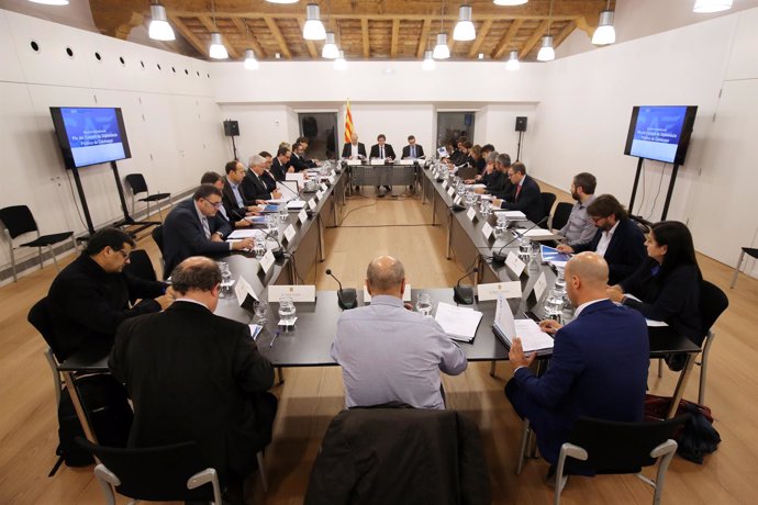 El pte.C.Puigdemont preside la reunión del pleno del Diplocat