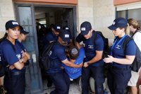 Las fuerzas de Israel evacuan a colonos de 15 viviendas en el asentamiento de Netiv Haavot, en Cisjordania