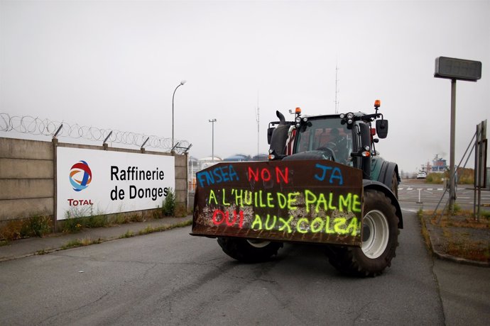 Agricultores franceses protestan junto a una refinería.