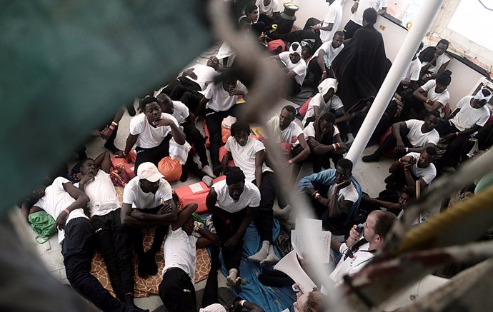 Migrantes en la cubierta del 'Aquarius'