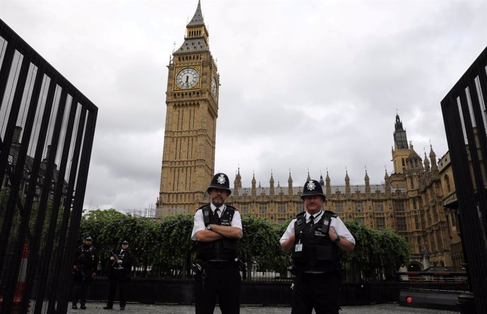 Policías ante el Parlamento británico y el Big Ben