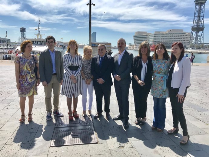 Alcaldes y cuadros municipales del PSC ante el Puerto de Barcelona