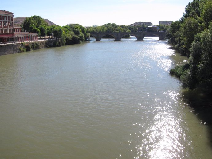 Río Ebro a su paso por Logroño con puente de piedra                             