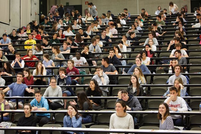 Alumnos, antes del examen, en el campus de la UPNA en Pamplona