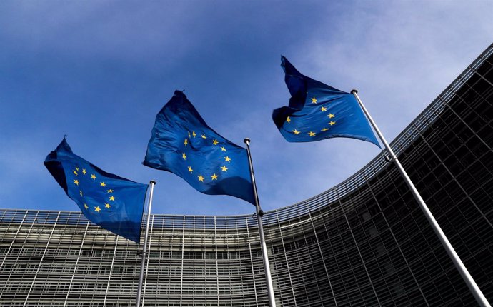 Banderas de la UE junto a la sede de la Comisión Europea