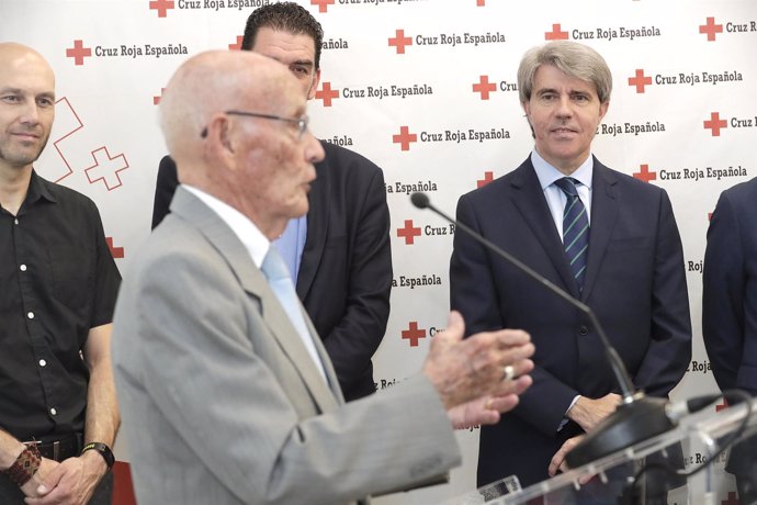 Garrido en la nueva sede de Cruz Roja en Alcalá de Henares